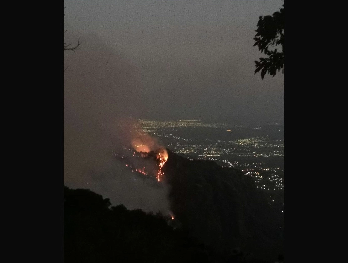 Según pobladores de Tepoztlán, el siniestro inició al mediodía del domingo pasado en el paraje de “Malinalapa”, de la comunidad de Santo Domingo. Foto ‘La Jornada’