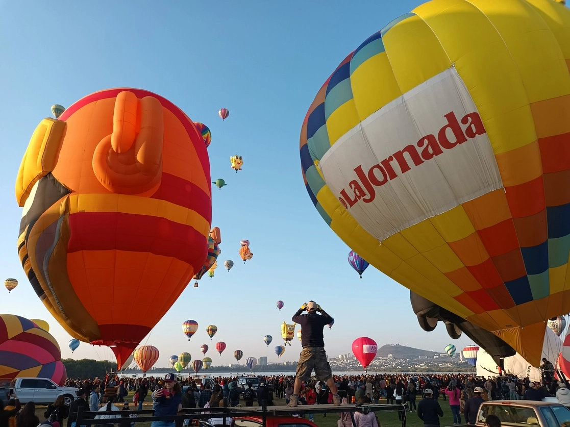 Los globos aerostáticos fueron asegurados inmediatamente de ocurrido el incidente causado por una fuerte racha de viento. Foto Carlos García / Archivo
