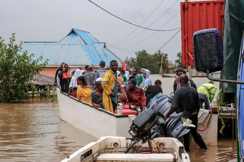 Residentes son rescatados en medio de las inundaciones, en el distrito de Rufiji, en la ciudad de Mohoro, en Tanzania. Foto Afp 