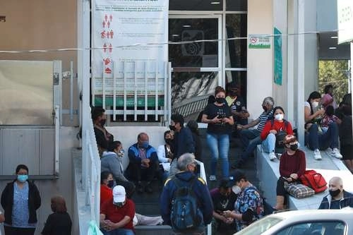Afuera del Hospital General de Zona 1-A del IMSS Dr. Rodolfo Antonio de Mucha Macías, ubicado en la alcaldía Benito Juárez, familiares esperan información sobre sus pacientes. Foto María Luisa Severiano
