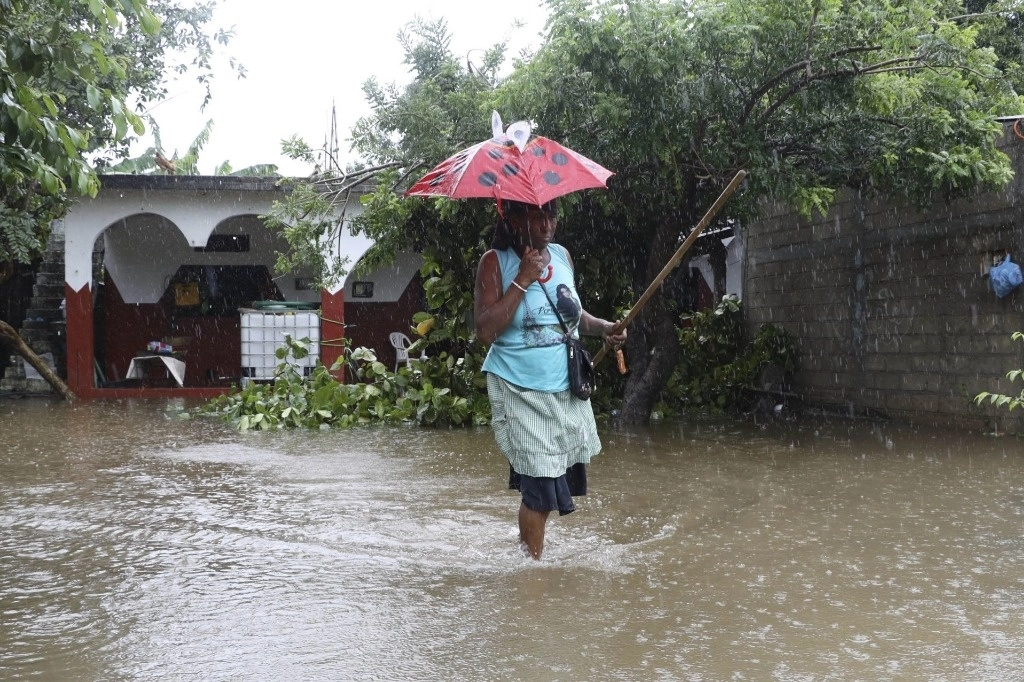 Afectados por las lluvias en Pinotepa Nacional, Oaxaca, en imagen de archivo. Foto Cuartoscuro