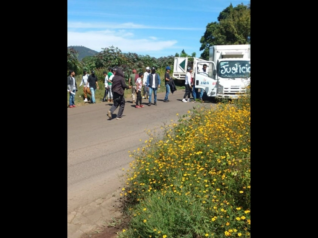 Pobladores de la tenencia de Tarecuato, Michoacán, incendiaron varios camiones el 3 de noviembre de 2021 para pedir justicia por el asesinado de 11 pobladores, entre ellos seis menores, cuyos cuerpos fueron hallados en un predio rural. Foto Cuartoscuro