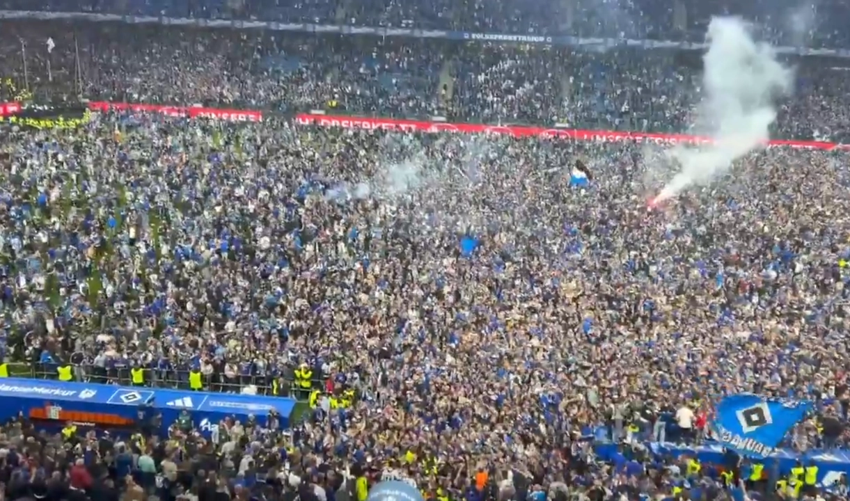 Miles de aficionados invadieron totalmente la cancha del Volksparkstadion para festejar el ascenso del SV Hamburgo a la Bundesliga. Foto 