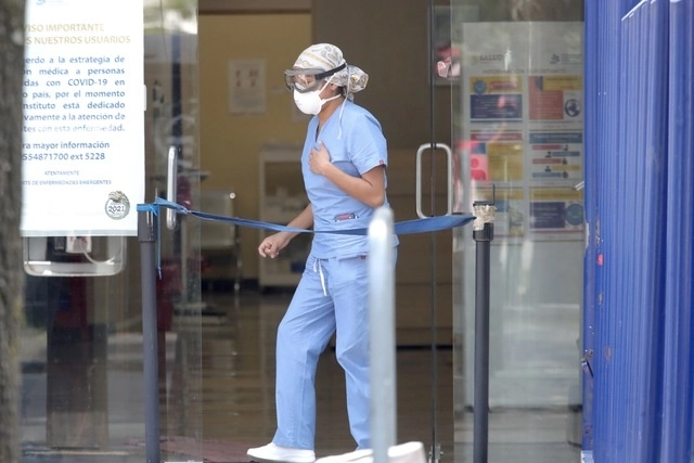 La pandemia en México ha dejado más de 284 mil 321 defunciones. Foto Luis Castillo