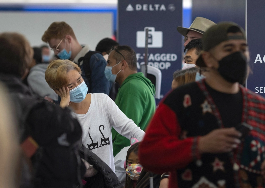 Viajeros en el aeropuerto internacional de Los Ángeles, California. Foto Afp