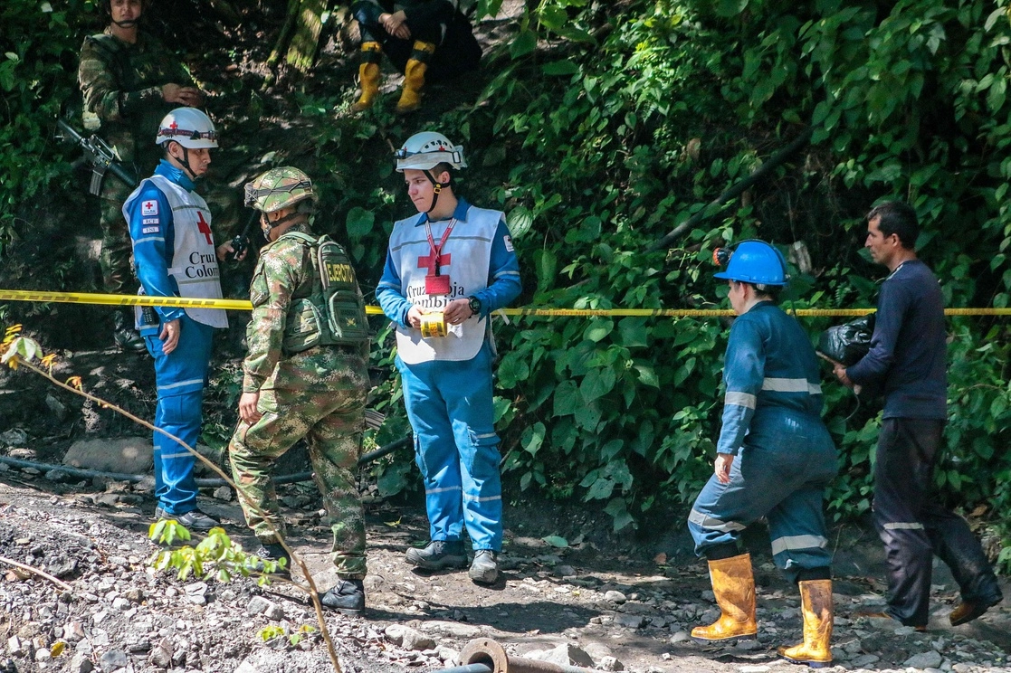 Miembros de la Cruz Roja acordonan un área fuera de una mina después de una explosión en Zulia, departamento de Norte de Santander, Colombia el 31 de mayo de 2022. Foto Afp