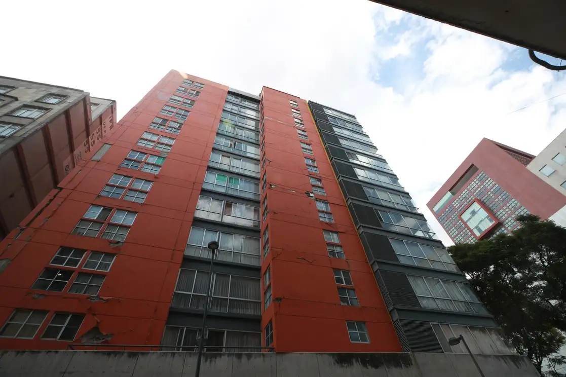 Respecto de los 21 edificios dañados, las autoridades precisaron que 17 presentan afectaciones de riesgo bajo y cuatro con riesgo medio. En la imagen, la fachada de un edificio habitacional ubicado entre las calles Marroquí e Independencia, en la colonia Centro, que resultó afectada tras el sismo. Foto Alfredo Domínguez



