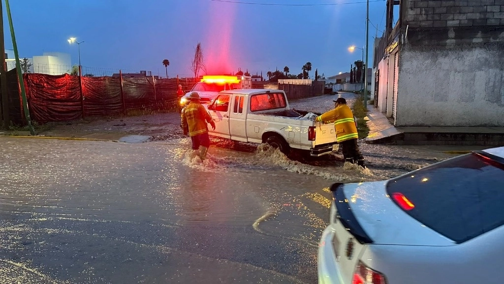 La Secretaría de Seguridad y Protección Ciudadana del municipio de San Luis Potosí comunicó hoy a través de sus redes sociales que por las lluvias en la ciudad siguen las afectaciones del cierre de vialidades, ocasionando un intenso tráfico vehicular. Foto 'La Jornada'