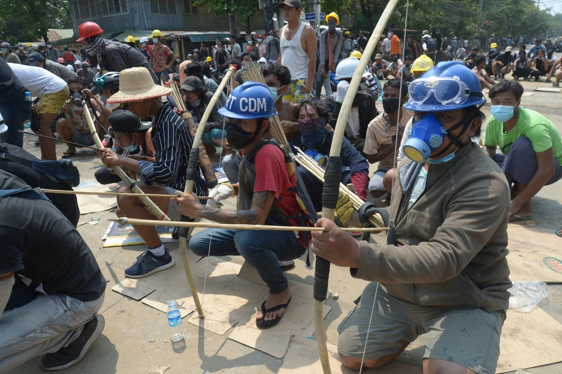 Los manifestantes antigolpistas se enfrentan a la policía en el municipio de Thaketa, Yangon, Myanmar, el sábado 27 de marzo de 2021. Foto Ap