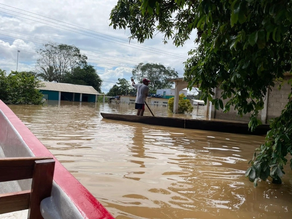 A consecuencia de las fuertes lluvias e inundaciones en Veracruz al menos dos personas se encuentran desaparecidas. Foto La Jornada