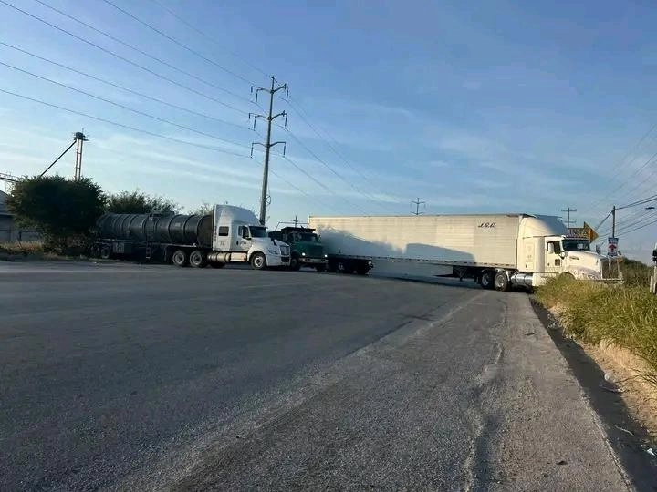 Civiles armados utilizaron vehículos de carga y autobuses de pasajeros para obstaculizar el paso. Foto tomada de redes sociales