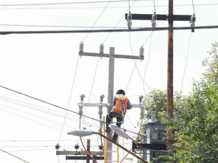 La tormenta eléctrica que se registró en Baja California afectó al menos a medio millón de personas ya que se interrumpió el suministro de energía eléctrica. Foto Roberto García Ortiz / Archivo 