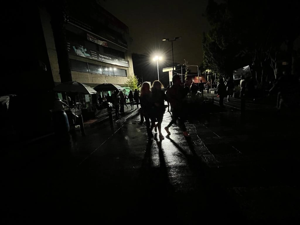 A través de redes sociales los usuarios señalaron la falta de luz en diversas zonas de la capital del país. Foto José Antonio López.