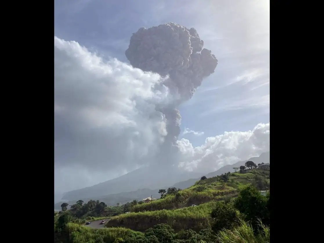 Tras la erupción del volcán ‘La Soufrière’ en la isla San Vicente, el pasado 9 de abril, se reportó caída de ceniza en Barbados, a 190 kilómetros de distancia. Foto Afp 