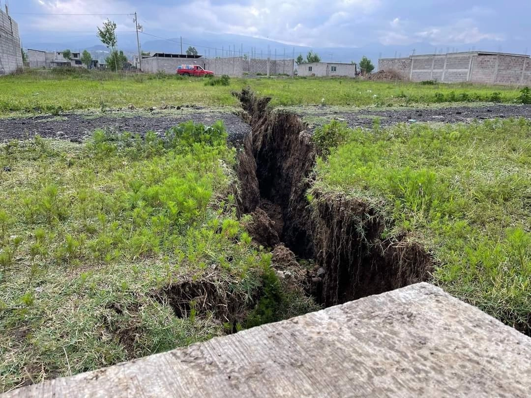 La fractura en la comunidad de San Marcos Huixtoco ocurrió tras el desbordamiento, por segunda ocasión en el último mes, en las barrancas Sacamulas y San Jerónimo. Foto ‘La Jornada’