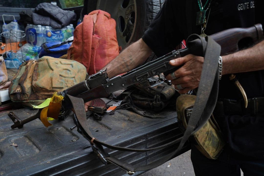 A las 20 horas de este 25 de abril, se comenzaron a escuchar los disparos de presuntos integrantes del CJNG, que desde hace años viene presionando a este pueblo ubicado en la sierra-costa. Imagen de archivo de