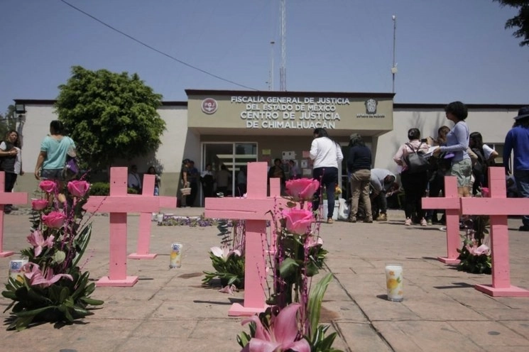 Memorial para víctimas de feminicidio colocado frente a la Fiscalía General de Justicia del Estado de México, el 12 de marzo de 2020. Foto Diana Ramón / Archivo