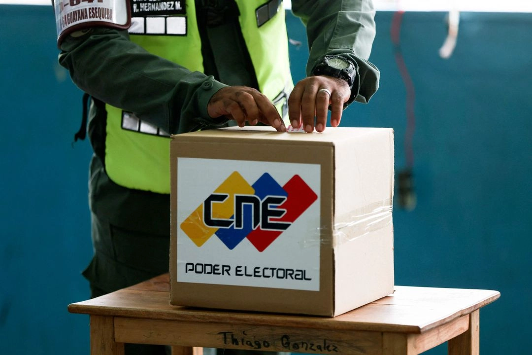 Un miembro de la Guardia Nacional emite su voto durante las elecciones regionales en un colegio electoral en El Dorado, estado Bolívar, Venezuela, el 25 de mayo de 2025. Foto 