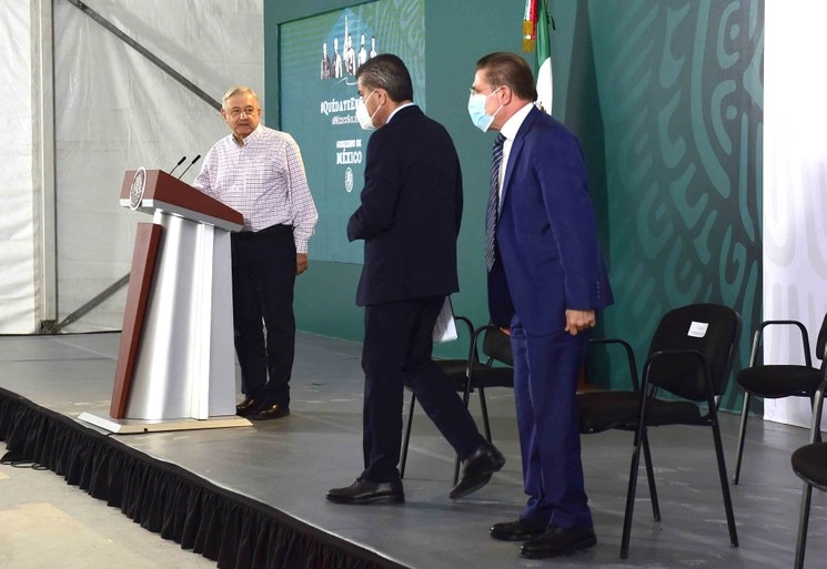 Los gobernadores de Coahuila, Miguel Ángel Riquelme y de Durango, José Rosas Aispuro, en la conferencia matutina presidencial del 26 de agosto de 2020, en Torreón. Foto Presidencia