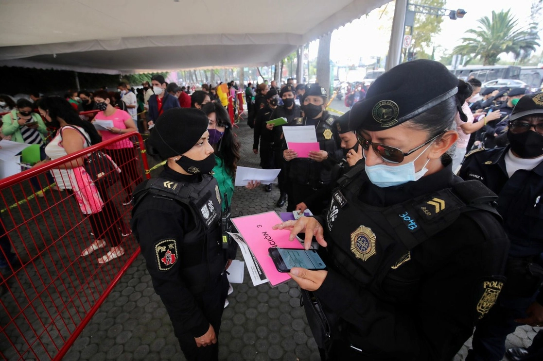 Personal femenino de la SSC acude a las instalaciones de la Bibilioteca Vasconcelos para recibir su vacuna contra el Covid-19, en la alcaldía Cuauhtémoc, Ciudad de México, el 19 de agosto de 2021. Foto Luis Castillo
