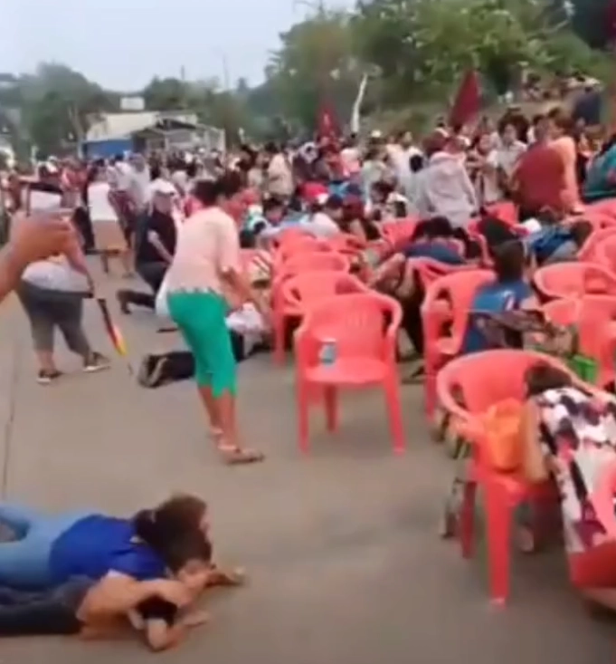 Asistentes al cierre de campaña de la candidata Rosalinda López García a la alcaldía de Matías Romero, Oaxaca se tiran al suelo tras escuchar detonaciones de arma de fuego. Foto Captura de video que circula en redes sociales.