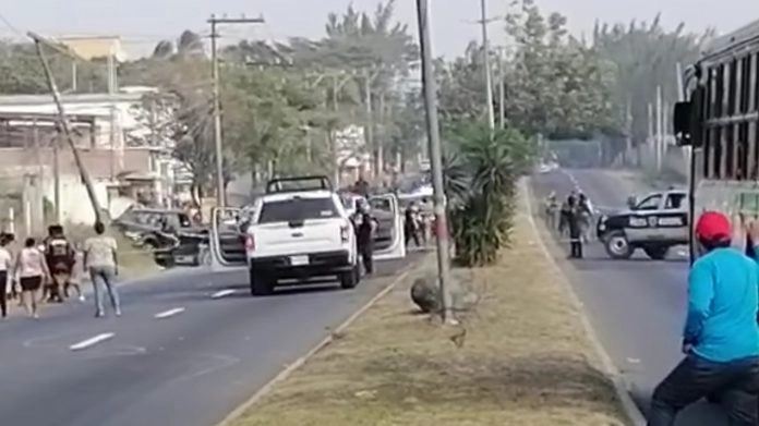 Entre las personas que perdieron la vida en el ataque armado, registrado en la carretera federal Veracruz-Xalapa, se encuentran dos menores. Foto La Jornada Veracruz