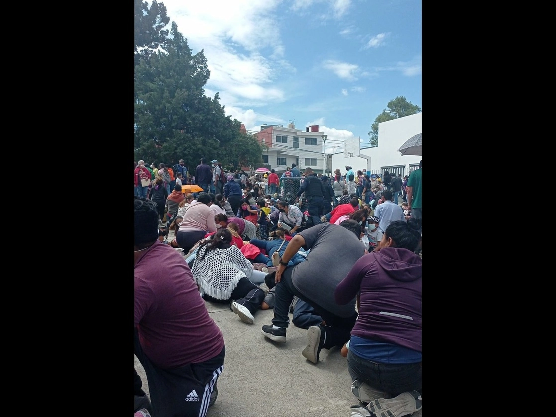 Detonaciones de arma de fuego se registraron en el Centro de Salud Francisco I. Madero, en Puebla, durante la jornada de vacunación para niños, el 28 de junio de 2022. Foto tomada de Twitter 