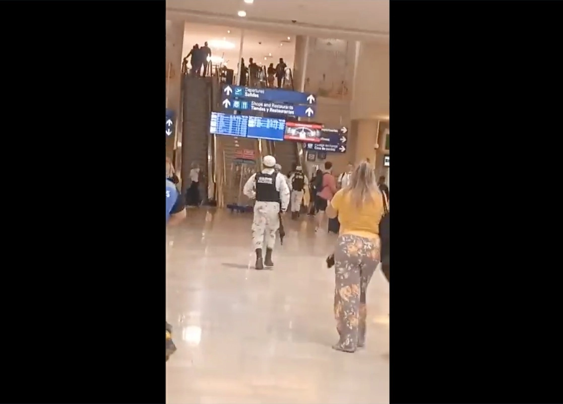 Elementos de la Guardia Nacional entre los pasajeros en el aeropuerto de Cancún, el 28 de marzo de 2022. Foto La Jornada