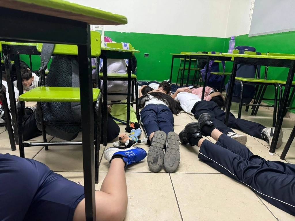 Niñas y niños dentro de un salón de clases durante una balacera en el exterior de su escuela. Foto cortesía de los maestros


