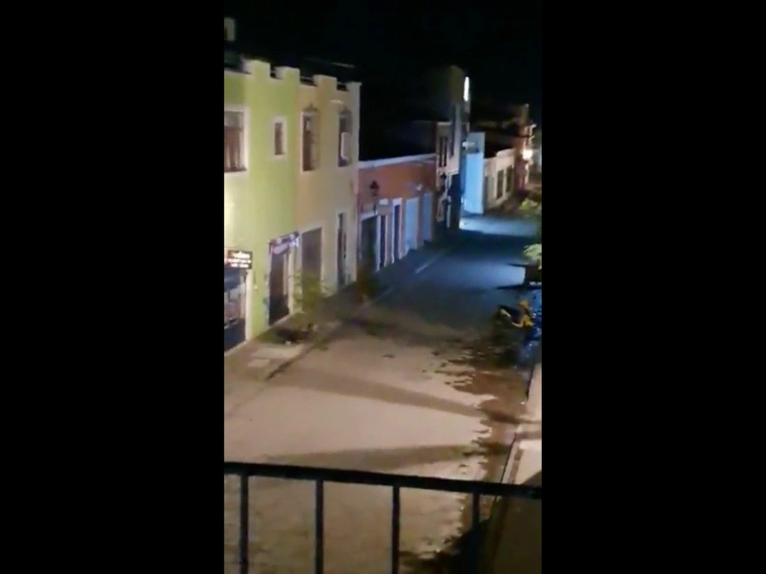 A unos minutos del sismo de la madrugada de este 22 de septiembre, la cabecera municipal de Jiquilpan fue testigo de una balacera entre dos presuntos grupos antagónicos de la delincuencia organizada. Imagen tomada de un video difundido a través de Twitter