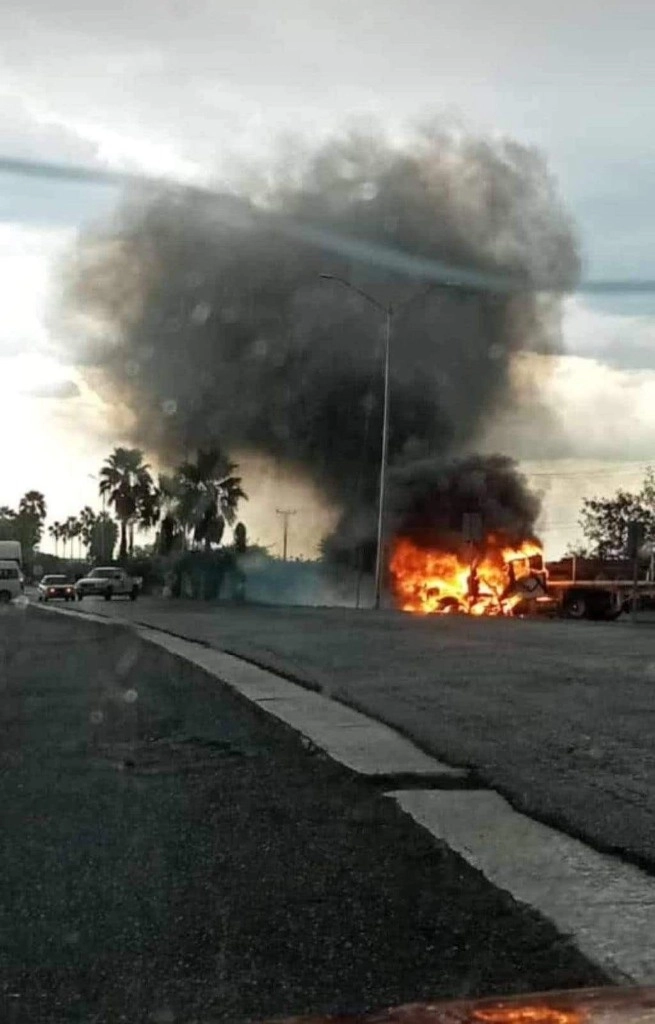 un grupo armado bloqueo con vehículos incendiados la carretera nacional, a la altura del municipio de Hualahuises. Foto La Jornada.