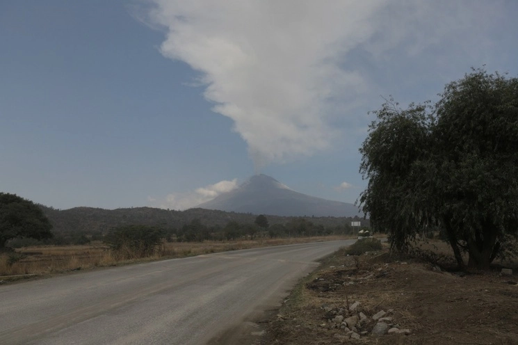 A casi un mes que el volcán Popocatépetl aumentó su actividad, el semáforo permanece en amarillo fase 2. Foto Pablo Castillo/Archivo