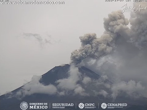 La explosión del Popocatépetl registrada este lunes a las 11:35 horas, provocó la caída de ceniza en colonias de Iztapalapa y GAM. Foto tomada de Twitter @PCSnAndresCH