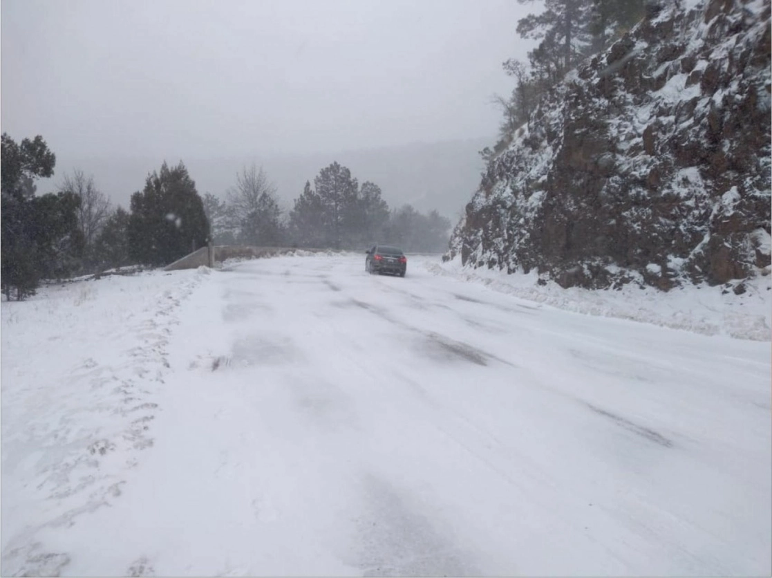 Camino nevado en carretera del estado de Chihuahua. Foto Cuartoscuro / Archivo