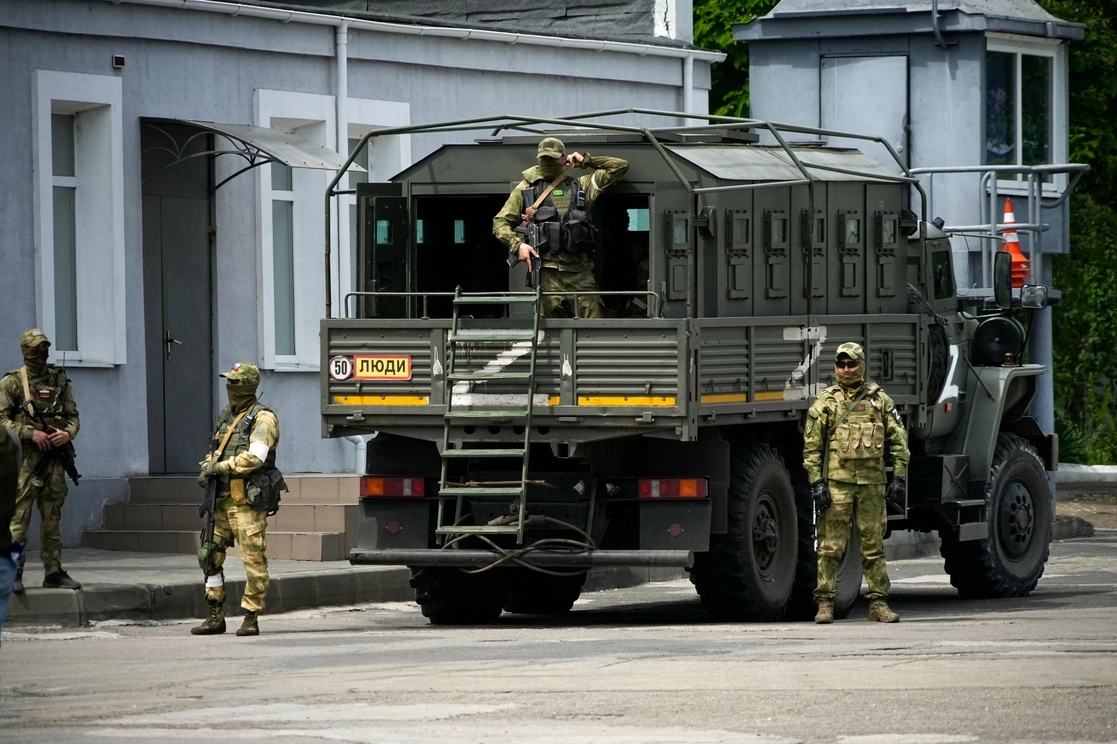 Soldados rusos vigilan un área en la región de Jersón, sur de Ucrania. Foto Ap