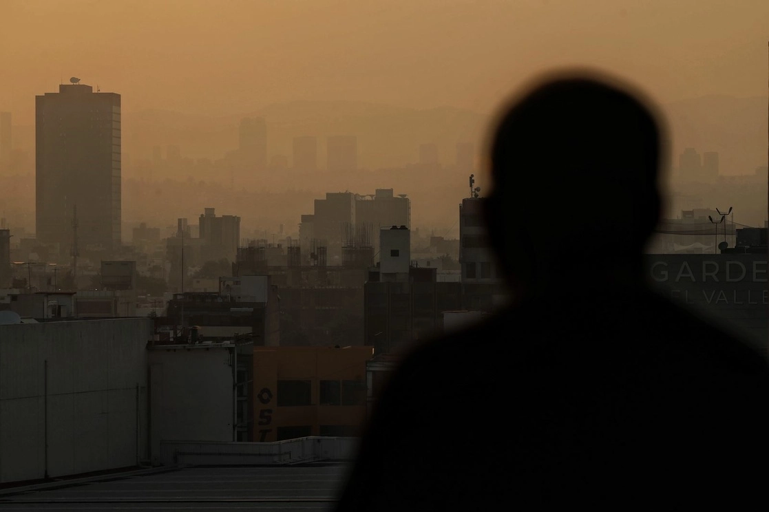 El Sistema de Monitoreo Atmósferico informó que la calidad del aire en la CDMX es de “mala a extremadamente mala”, debido a varios incendios registrados este sábado. Foto Marco Peláez / La Jornada