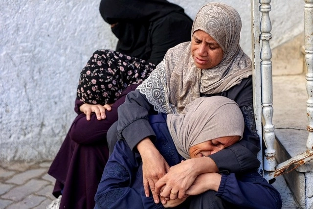 Familiares de víctimas fallecidas en bombardeo en el hospital árabe Ahli en la ciudad de Gaza. Foto Afp