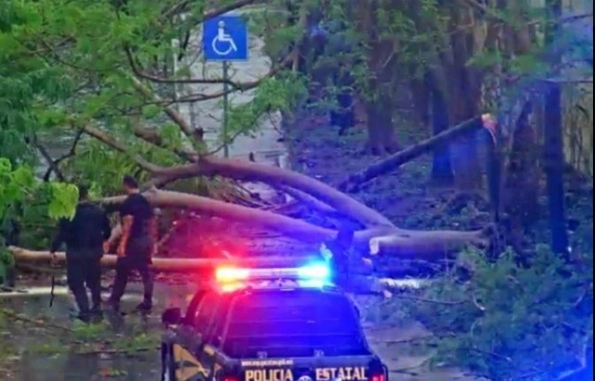 A unas horas de haber comenzado la lluvia sobre la capital yucateca, la ciudadanía reportó diversas colonias inundadas, apagones y múltiples afectaciones ocasionadas por las precipitaciones. Imagen tomada de @sspyuc