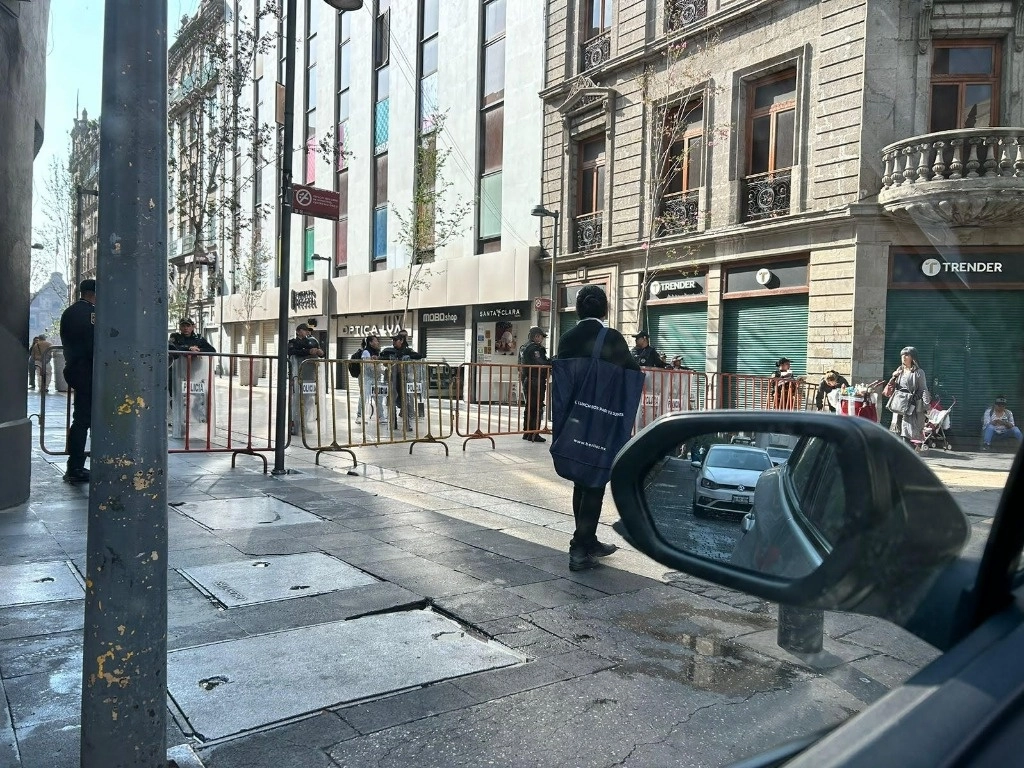 “Llevamos todo un mes envallados a la altura de Palma, disque por manifestaciones y que para que no se pongan los ambulantes en la plancha del zócalo pero igual se pasan y ponen sus puestos”, indican. Foto Bertha Teresa Ramírez 