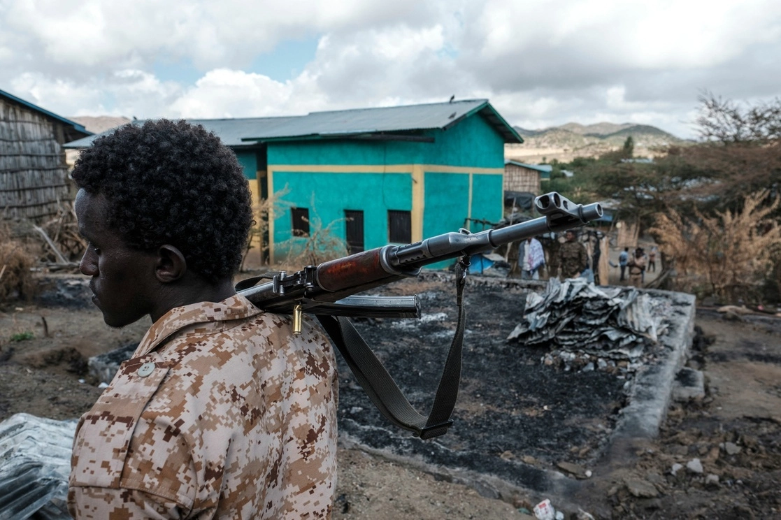 Combatiente progubernamental en el pueblo de Bisober en la región de Tigray, Etiopía. Foto Afp/Archivo