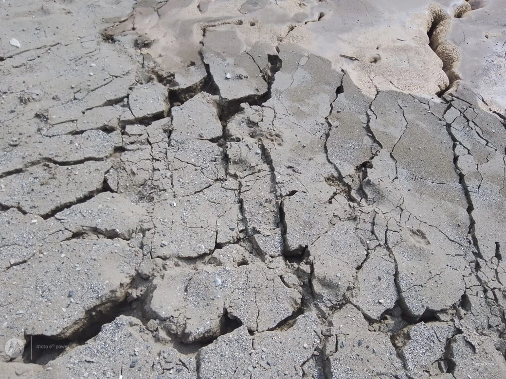 Las grietas se formaron en la desembocadura del río Cachán, donde brotó agua caliente durante varios minutos como si fuera géiser. Foto cortesía Ángel Méndez