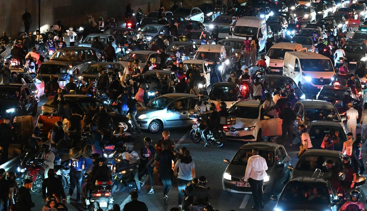 Aficionados y conductores del Paris Saint-Germain (PSG) se detienen en la Periférique, entre Porte Maillot y Porte Champerret, en París, el 1 de junio de 2025, durante las celebraciones tras su victoria por 5-0 en la final de la UEFA Champions League entre el Paris Saint-Germain (PSG) y el Inter de Milán, celebrada en Múnich. Foto