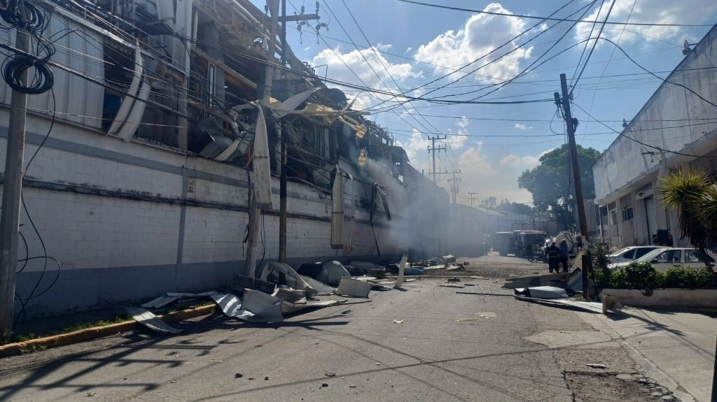 Aspectos de la fábrica de productos químicos Simbiotik tras la explosión. Foto Protección civil Tlalnepantla