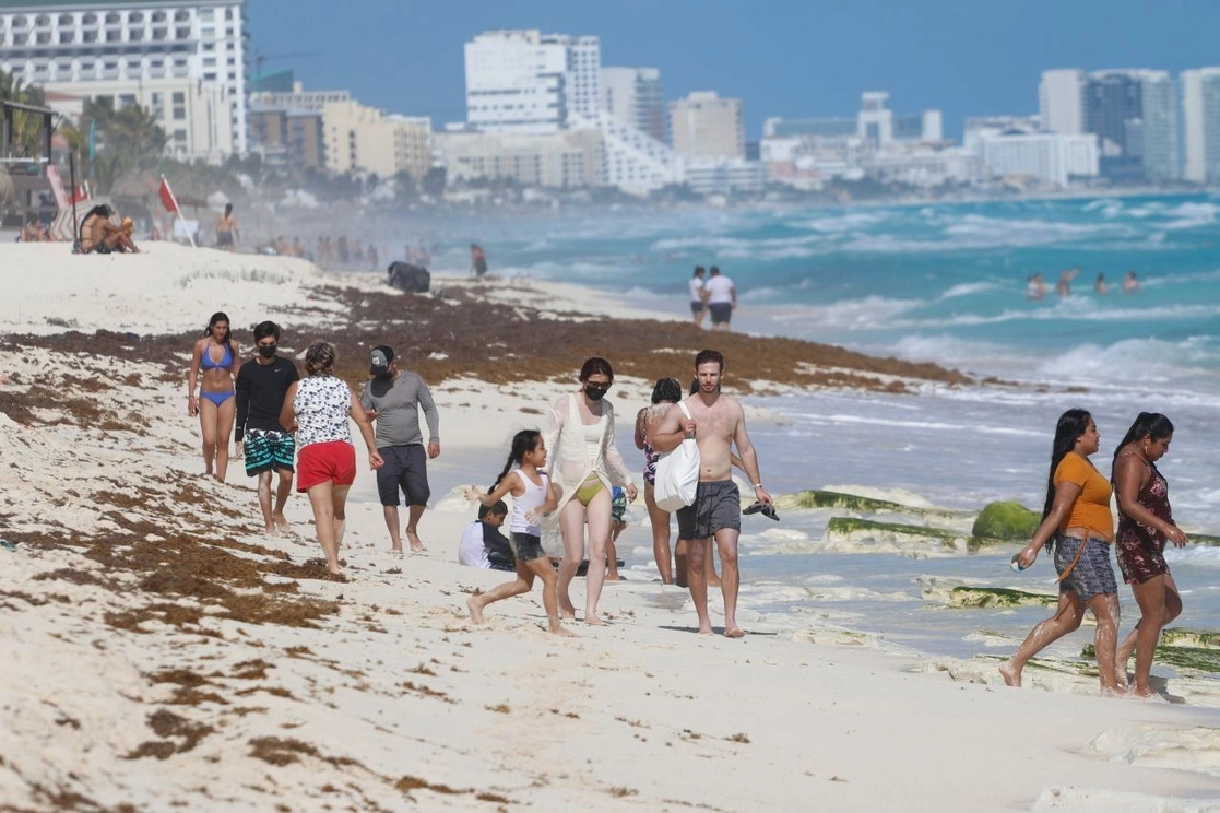 Autoridades recomiendan a los vacacionistas tomar precauciones al momento de ingresar el mar. Foto Cuartoscuro