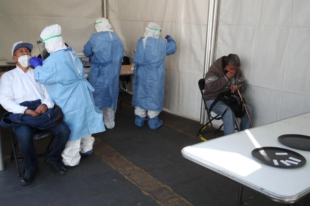 Médicos realizan pruebas en la CDMX: Foto José Antonio López