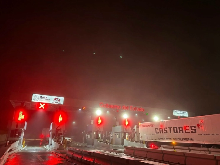La autopista El Centinela-La Rumorosa fue cerrada por la Guardia Nacional ante la falta de visibilidad en la zona por el paso de ‘Hilary’. Imagen tomada de @BCGobierno