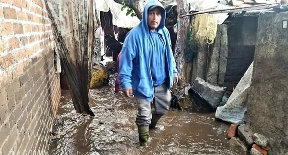 Pobladores de Tacuro, municipio de Chilchota, Michoacán, señalaron que en algunas casas el lodo subió hasta 30 centímetros. Foto gobierno municipal de Chilchota