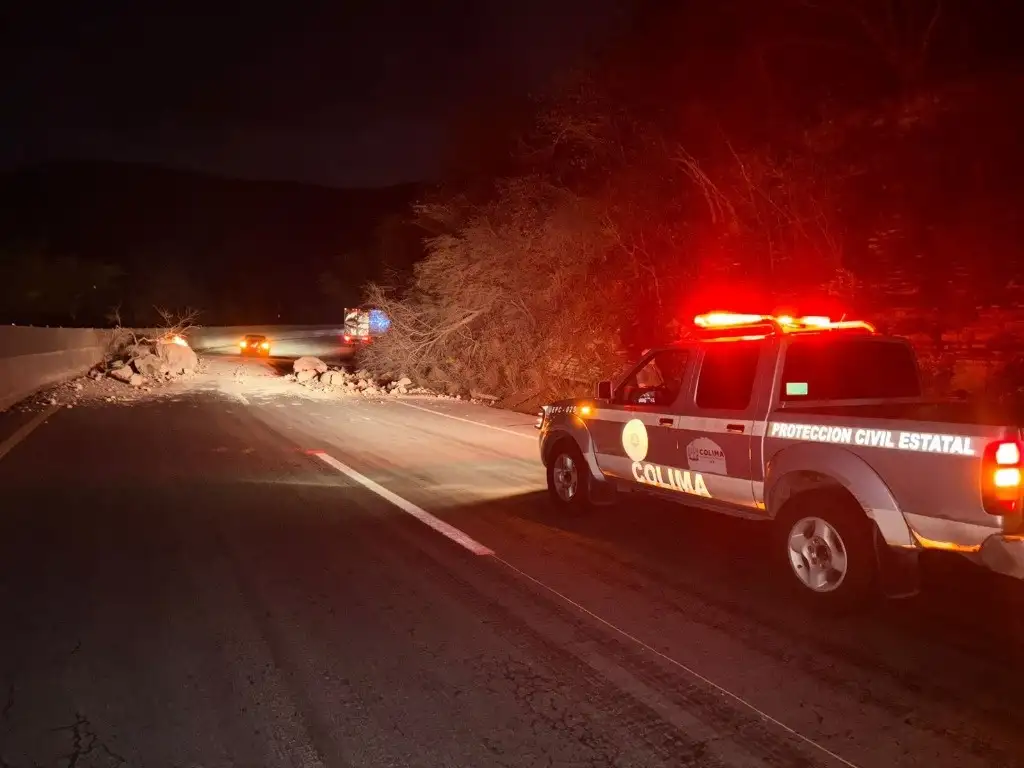 El derrumbe se registró a la altura de la comunidad La Salada en la autopista Colima-Manzanillo y ha originado tráfico lento. Foto Protección Civil de Colima