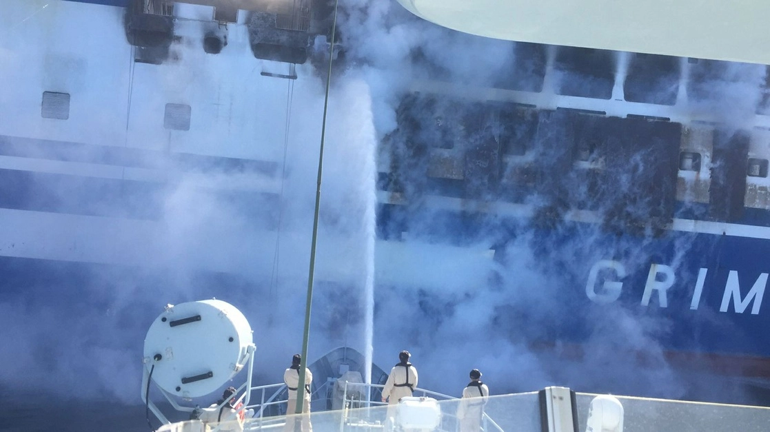Autoridades griegas informaron que han sido rescatados más de 270 pasajeros del ferri que se incendió en el Mar Jónico, el 18 de febrero de 2022. Foto Ap