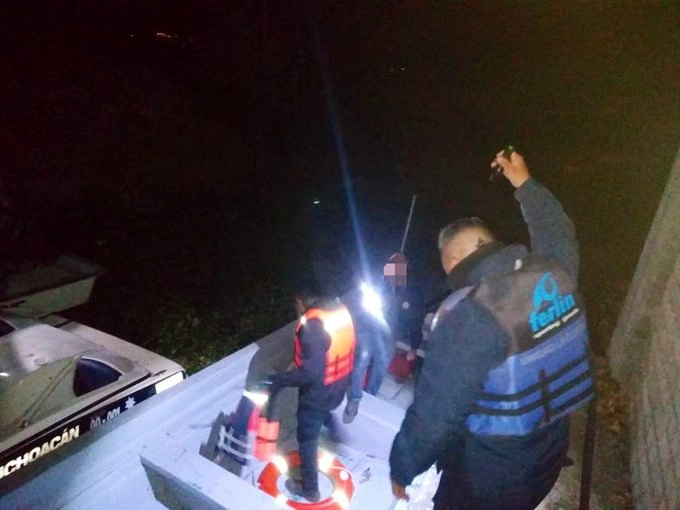 La Secretaría de Seguridad Pública de Michoacán realiza labores de búsqueda de dos personas en el lago de Pátzcuaro. Foto SSPM